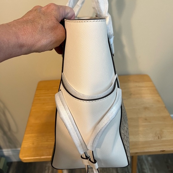 MK Gilly Travel Tote - Picture 3 of 9